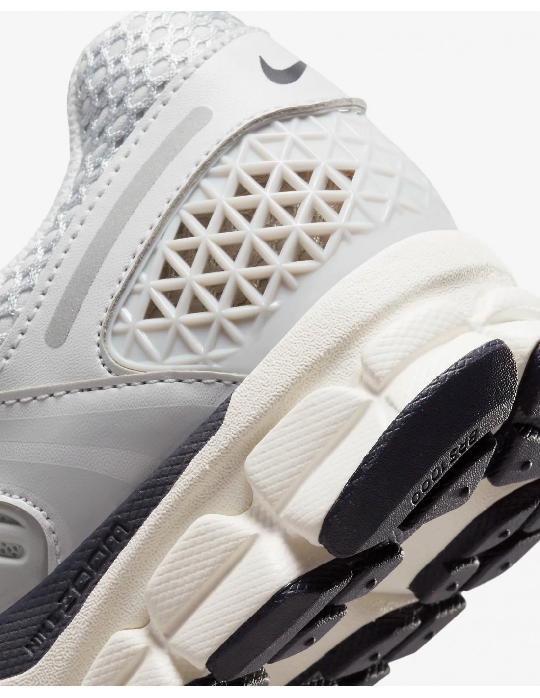 714535-thickbox_default-nike-air-zoom-vomero-5-pure-platinum-summit-white-womens-fd9919-001-mbs